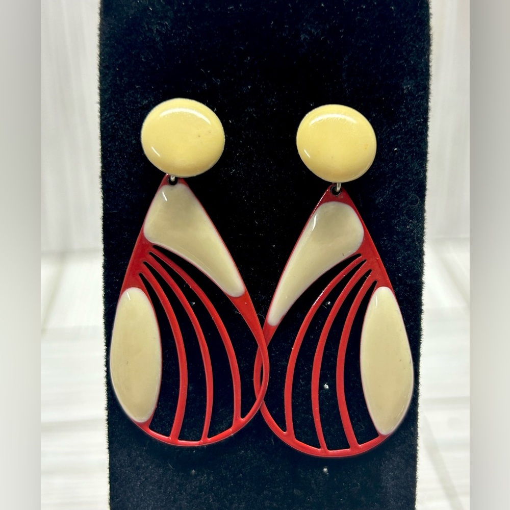 Vintage Retro Metal Fashion Jewelry Earrings Red Ivory Silver Tone Post